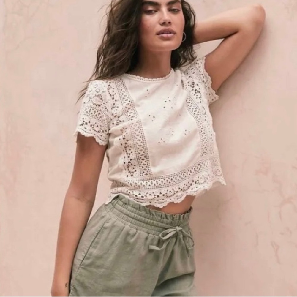 Abercrombie & Fitch Eyelet Crop Top